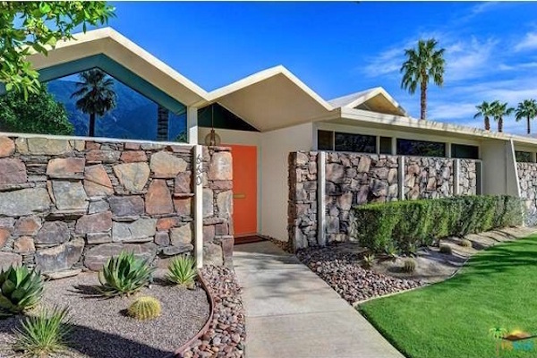 Designed by Barry Berkus in 1961, Merito Manor is a 10-residence condominium garden community located in the historic Old Las Palmas neighborhood.